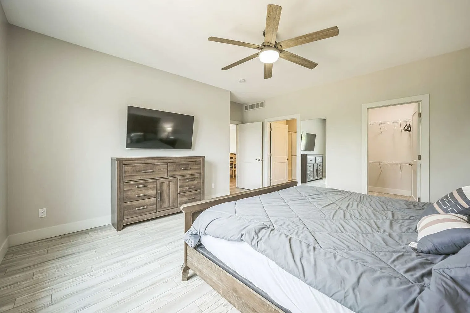 4 bed, 3.0 bath, 1948 sqft, $5,172 — Photo 4