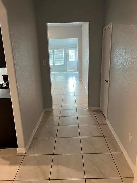 3 bed, 2.0 bath, 1856 sqft, $2,000 — Photo 2