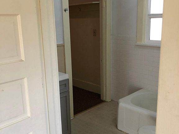 4th image of 1901 N Fife St #1