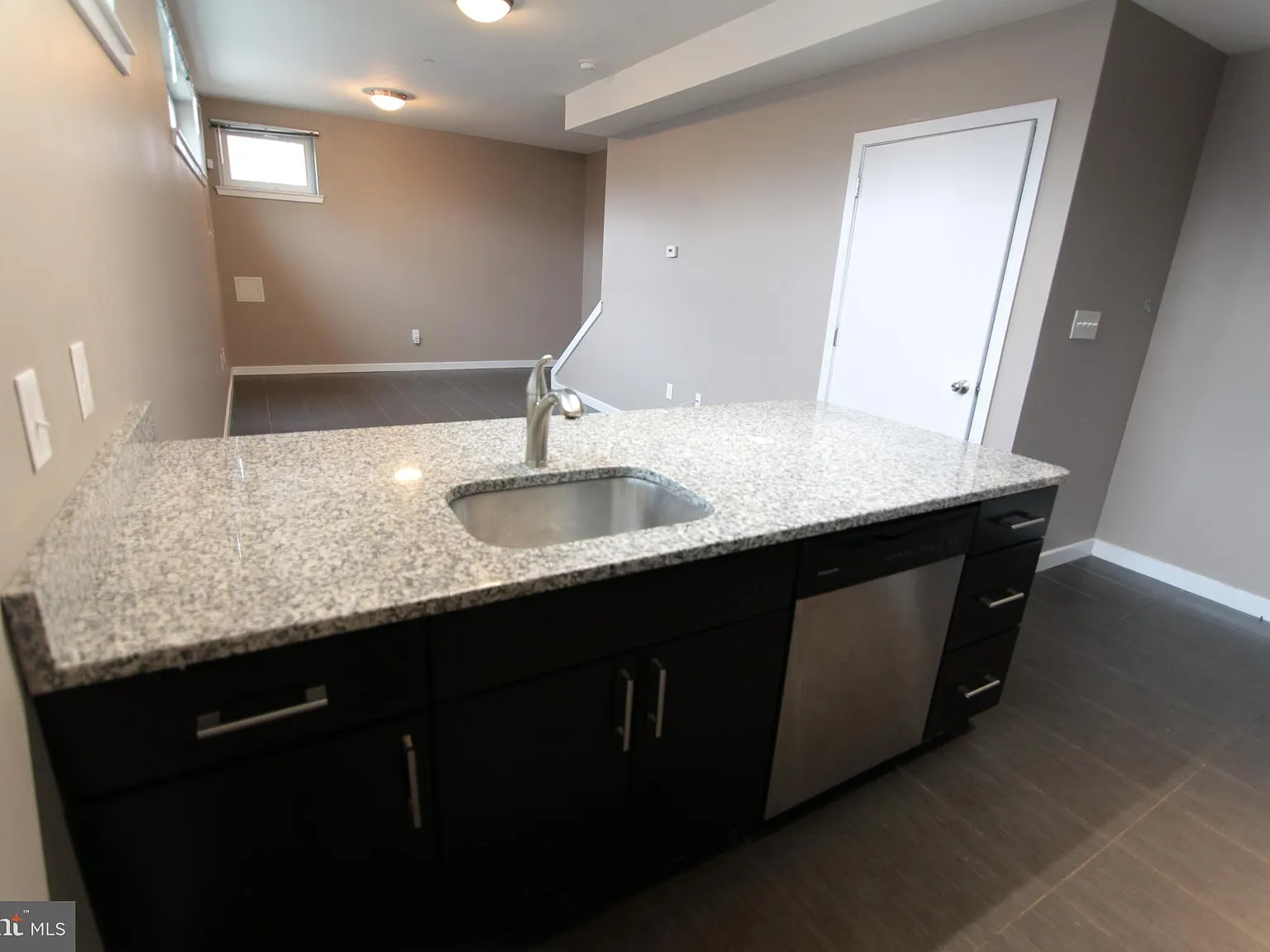 4 bed, 2489 sqft, $2,900 — Photo 2