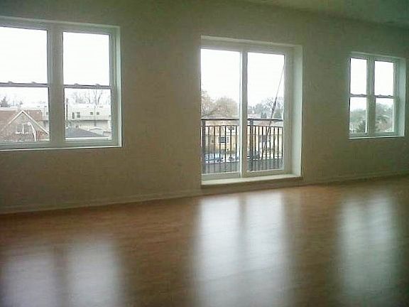 3rd image of 2831 N Natoma Ave #202