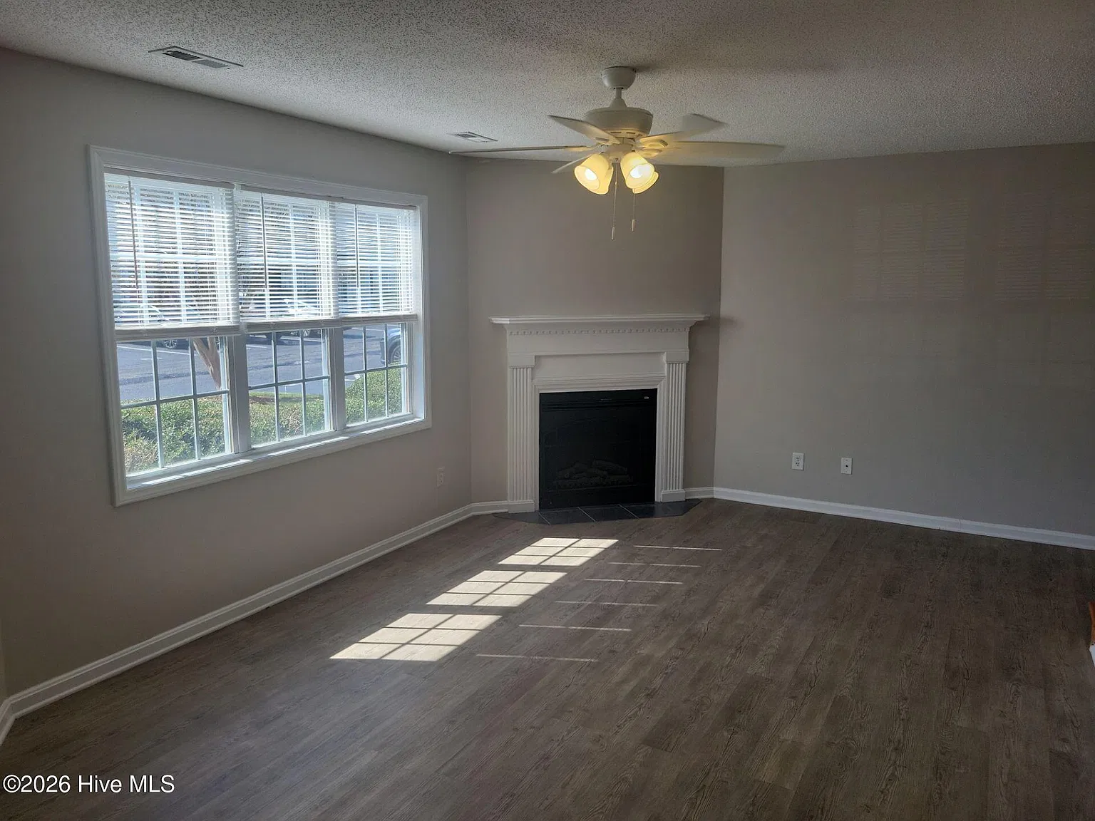 3 bed, 2.5 bath, 1457 sqft, $1,400 — Photo 4