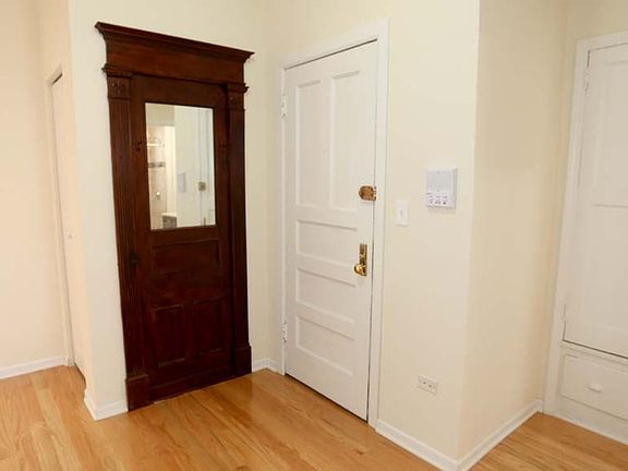 1002-W-Irving-Park-Unit-5-foyer