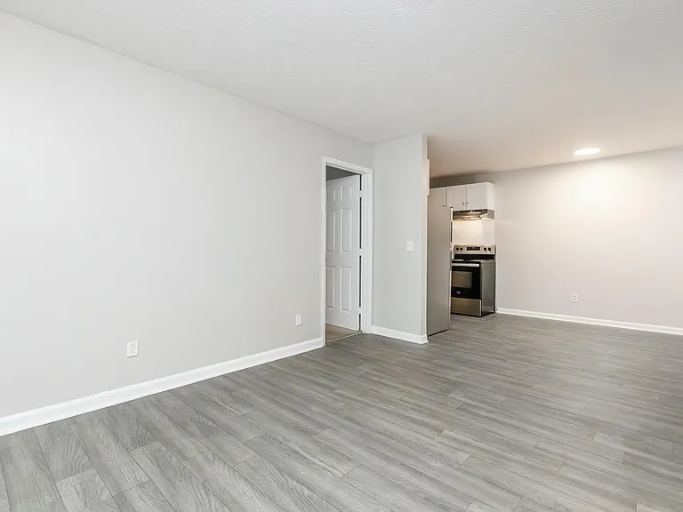 Cross Creek Apartments — Photo 17