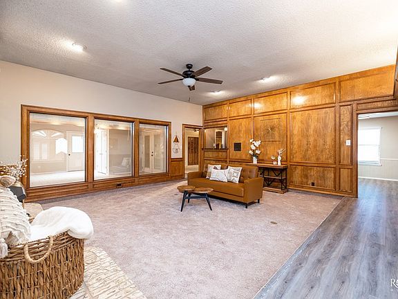 5th image of 3802 Hillcrest Dr