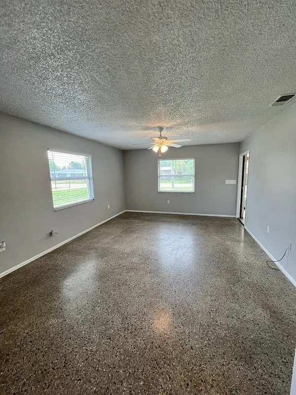 House with Driveway/Carport, Backyard and Private Laundry — Photo 4