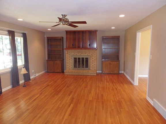 Huge Family room with gas
log fireplace and bookshelves.
 
