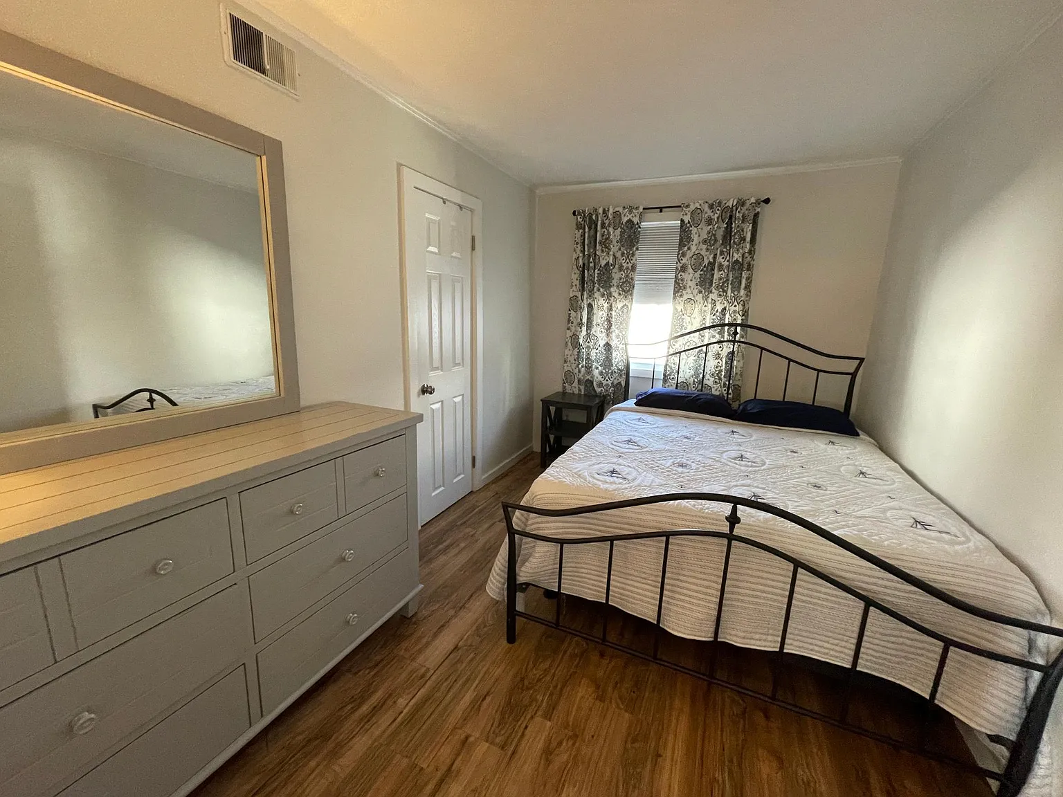3 bed, 884 sqft, $1,675 — Photo 3
