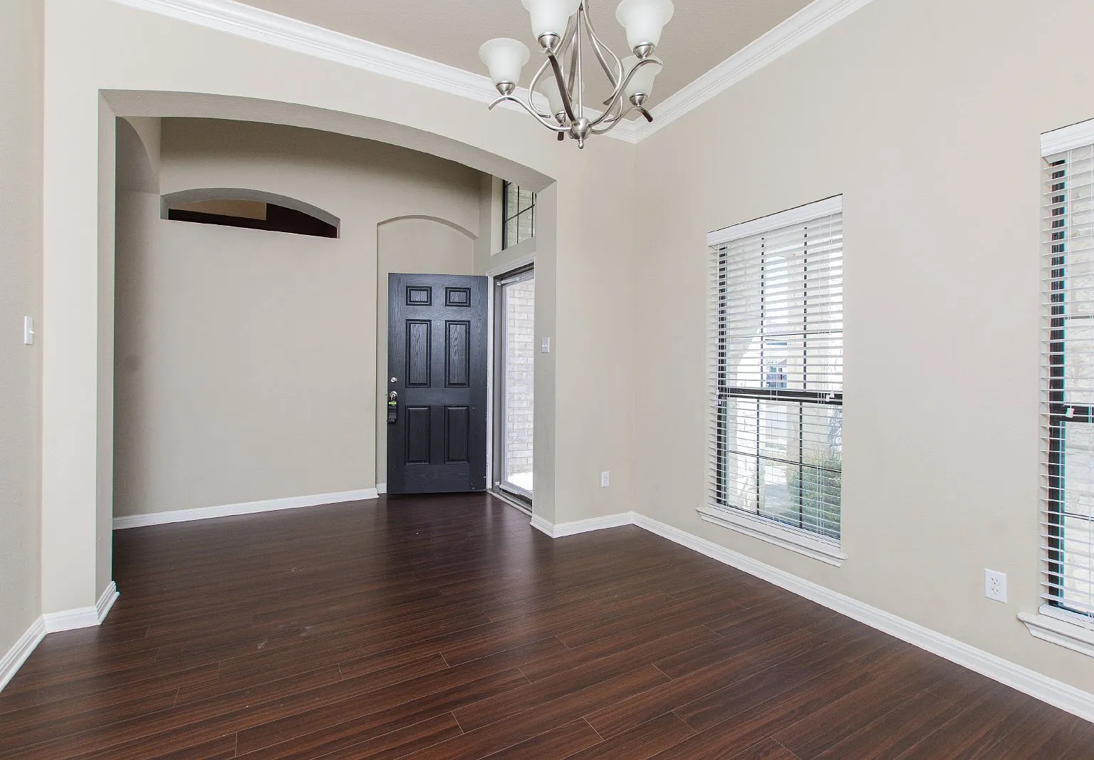 4 bed, 2.0 bath, 2164 sqft, $1,895 — Photo 2