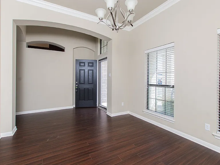 3505 Castleton Dr — Photo 2