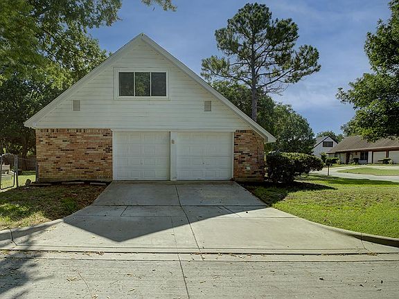 2nd image of 1101 Rosewood Ln