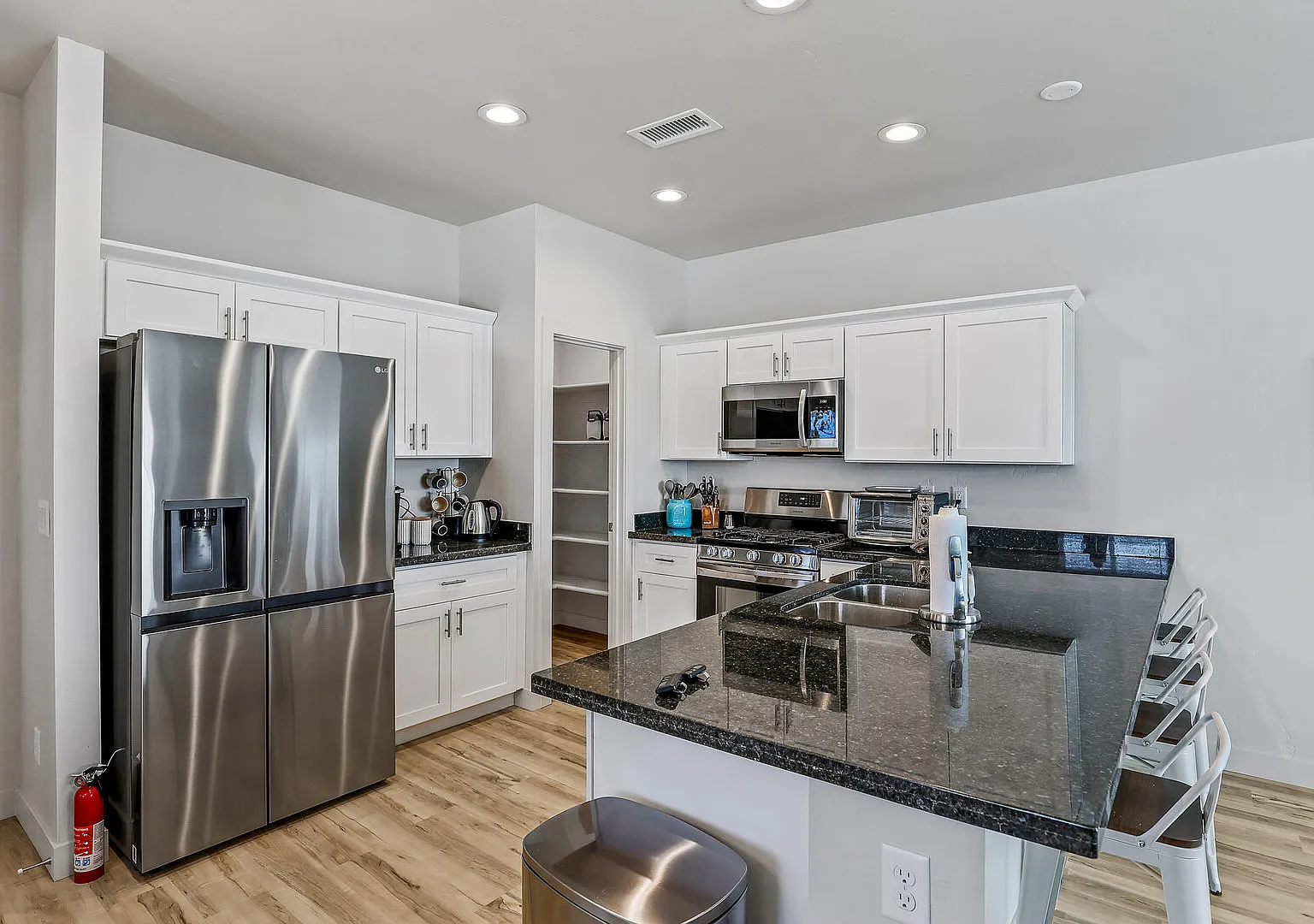 3 bed, 2.5 bath, 1600 sqft, $3,200 — Photo 2