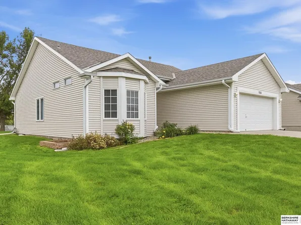 9203 Hillcrest Dr, La Vista, NE 68128