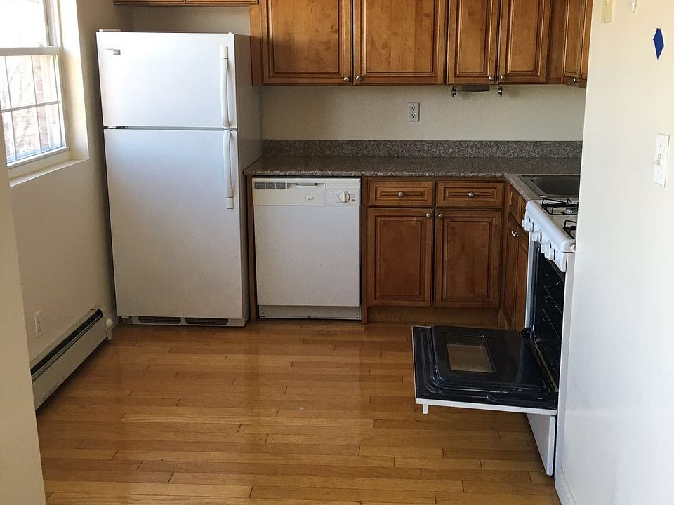 1st image of 18914 Crocheron Ave #2FL