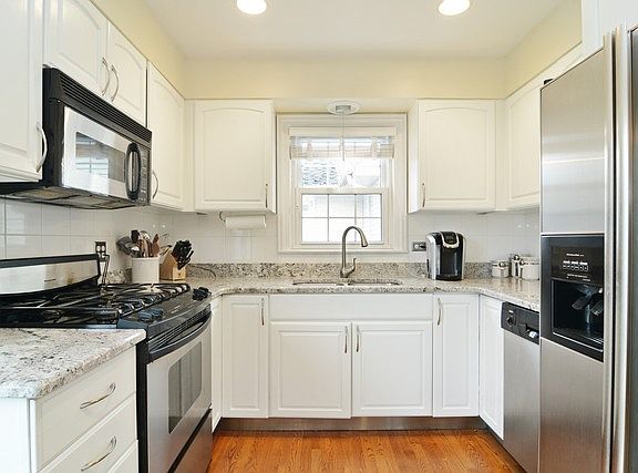 4th image of 725 N Fernandez Ave