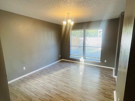 4th image of 711 Oakwood Ln #B