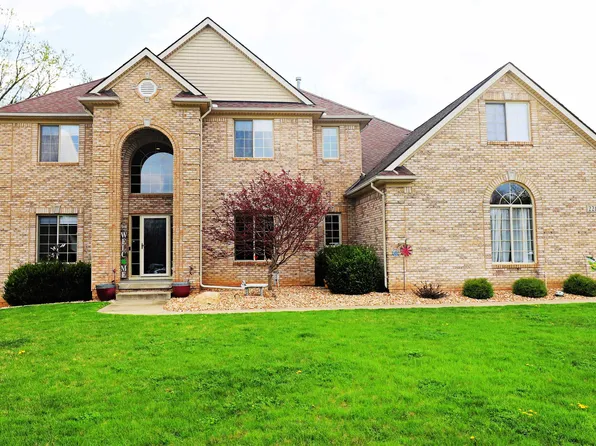 2214 Village Woods Dr, Grand Blanc, MI 48439