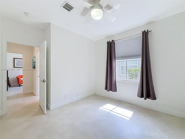 1556 Winterberry Ln — Photo 13