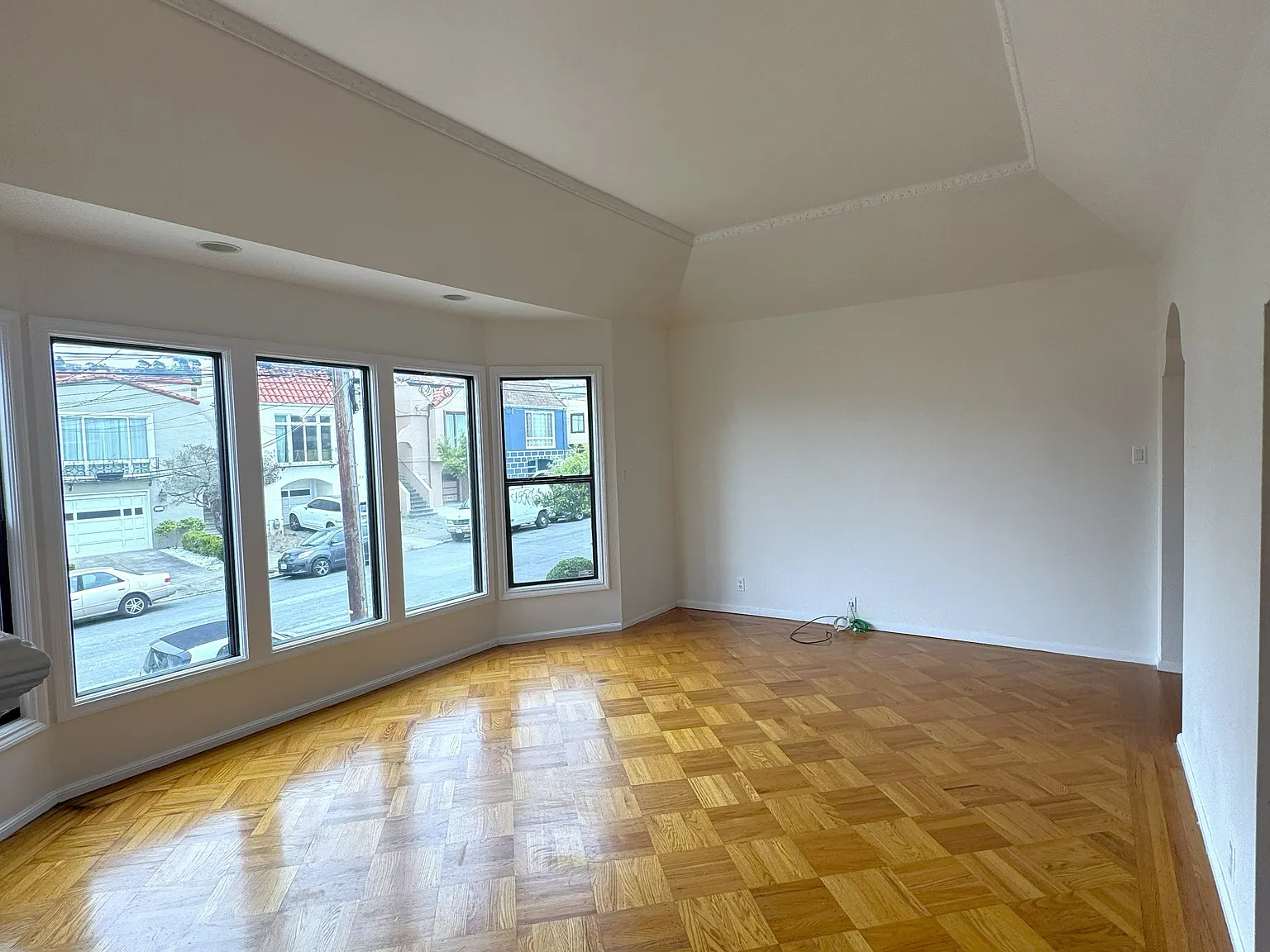4 bed, 2.5 bath, $9,000 — Photo 2