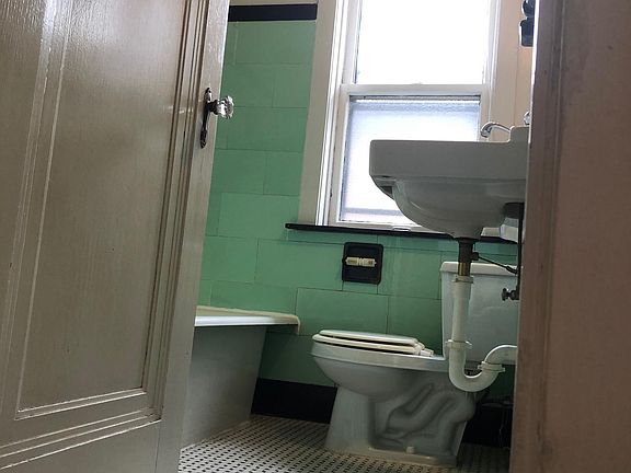 5th image of 3934 Wilmington Ave Floor 1