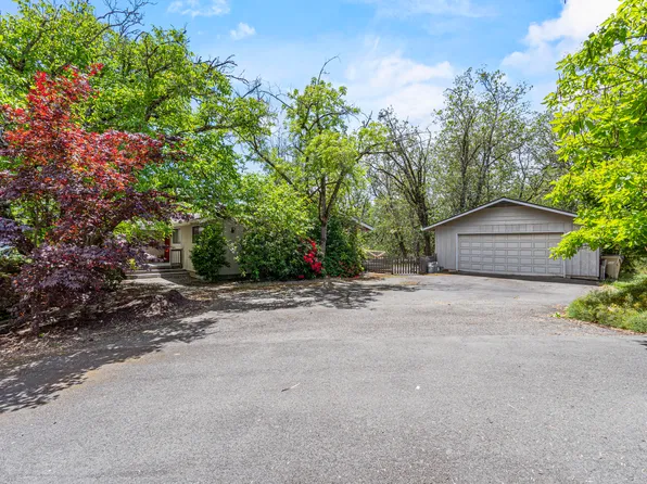 140 NW Fall Run Dr, Grants Pass, OR 97526