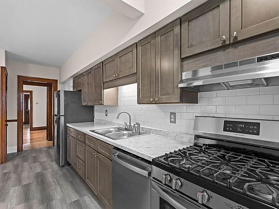 3rd image of 605 N Center St