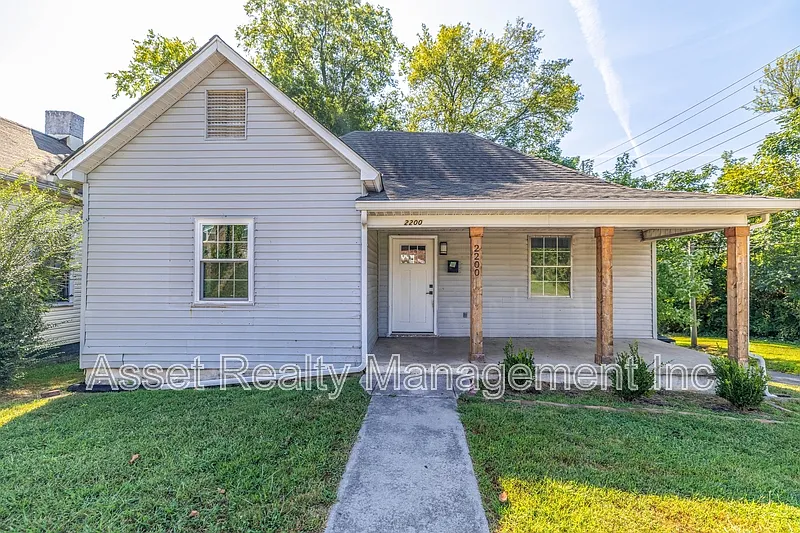 3 bed, 1.0 bath, 1022 sqft, $1,645 — Photo 1