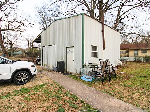 4th image of 204 Roosevelt Rd