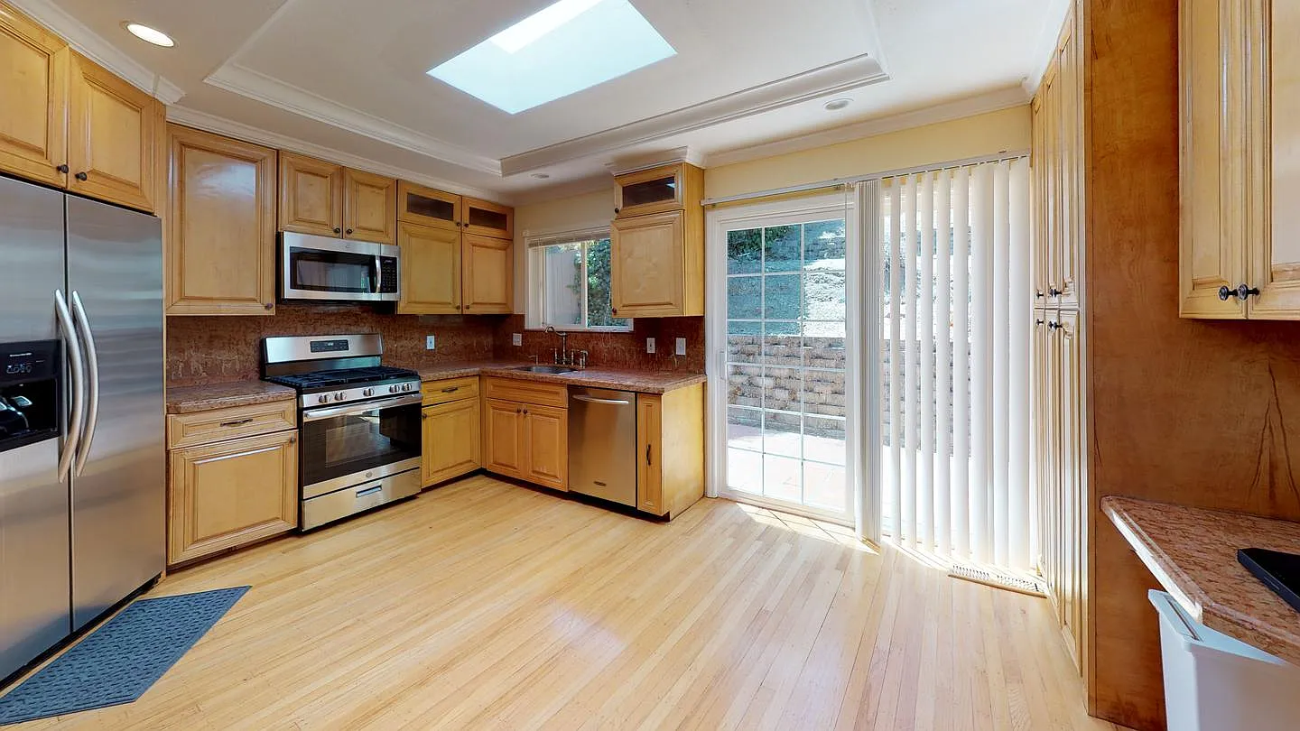 Private Bedroom in Gorgeous Belmont Home With Beautiful Backyard — Photo 4