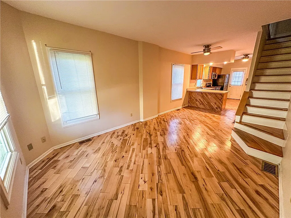2 bed, 1.0 bath, 7200 sqft, $1,750 — Photo 3
