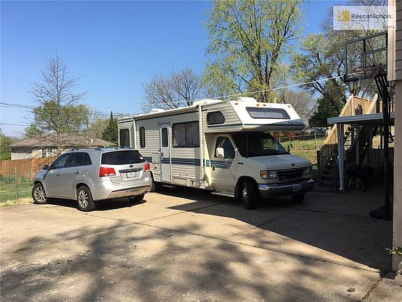 Very spacious driveway space for parking when company comes!