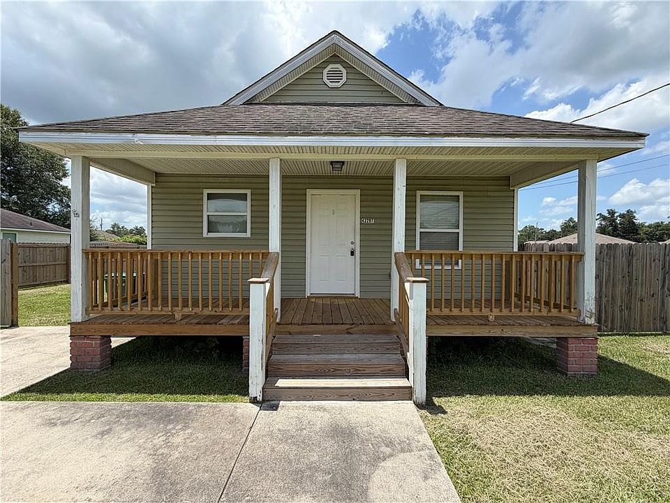 1st image of 42297 Warren Dr