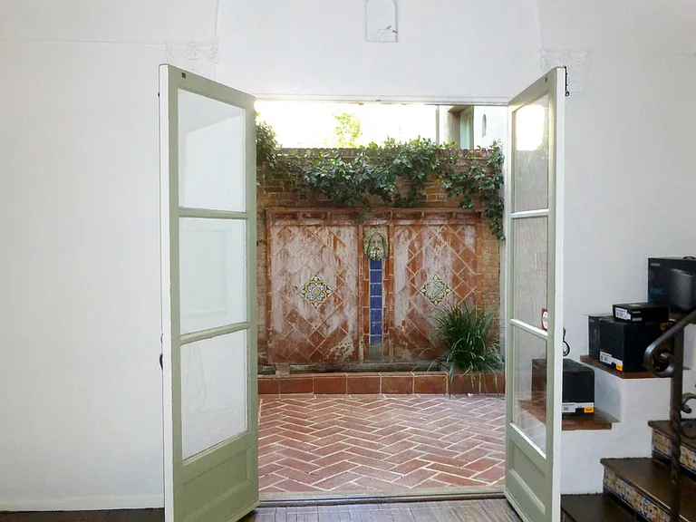 1355 N Laurel Ave — Photo 11