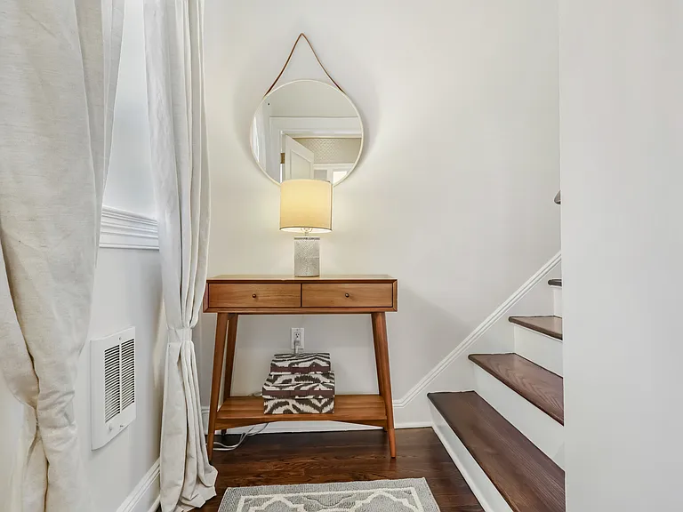 Private Entrance to Luxury Furnished Studio Apartment