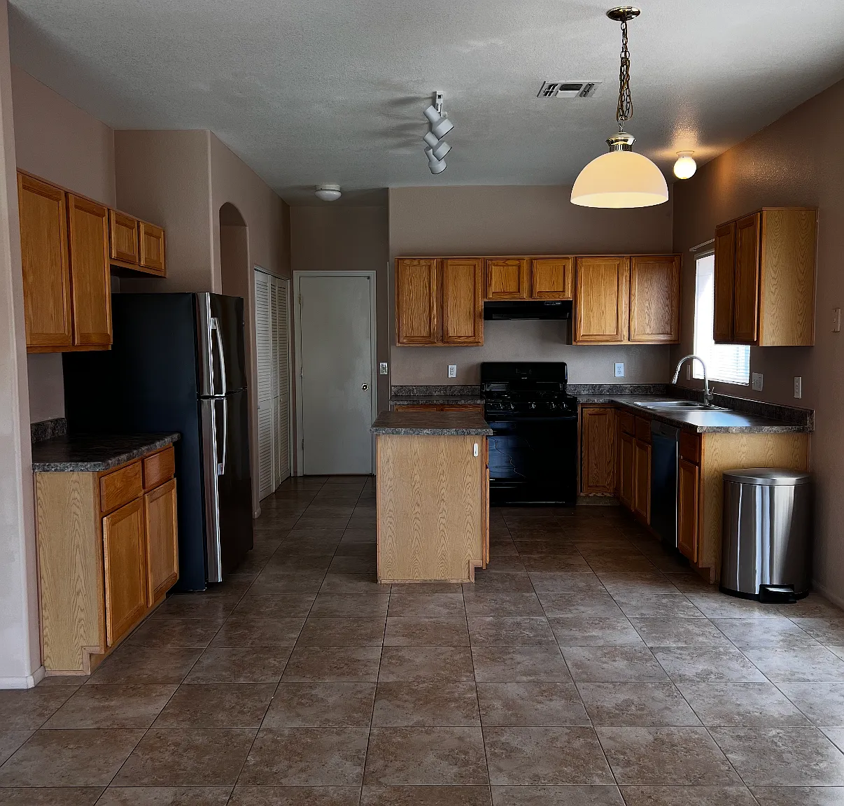 4 bed, 2.5 bath, 2055 sqft, $2,095 — Photo 4