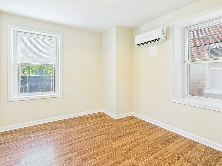 2400 Barton Ave — Photo 6