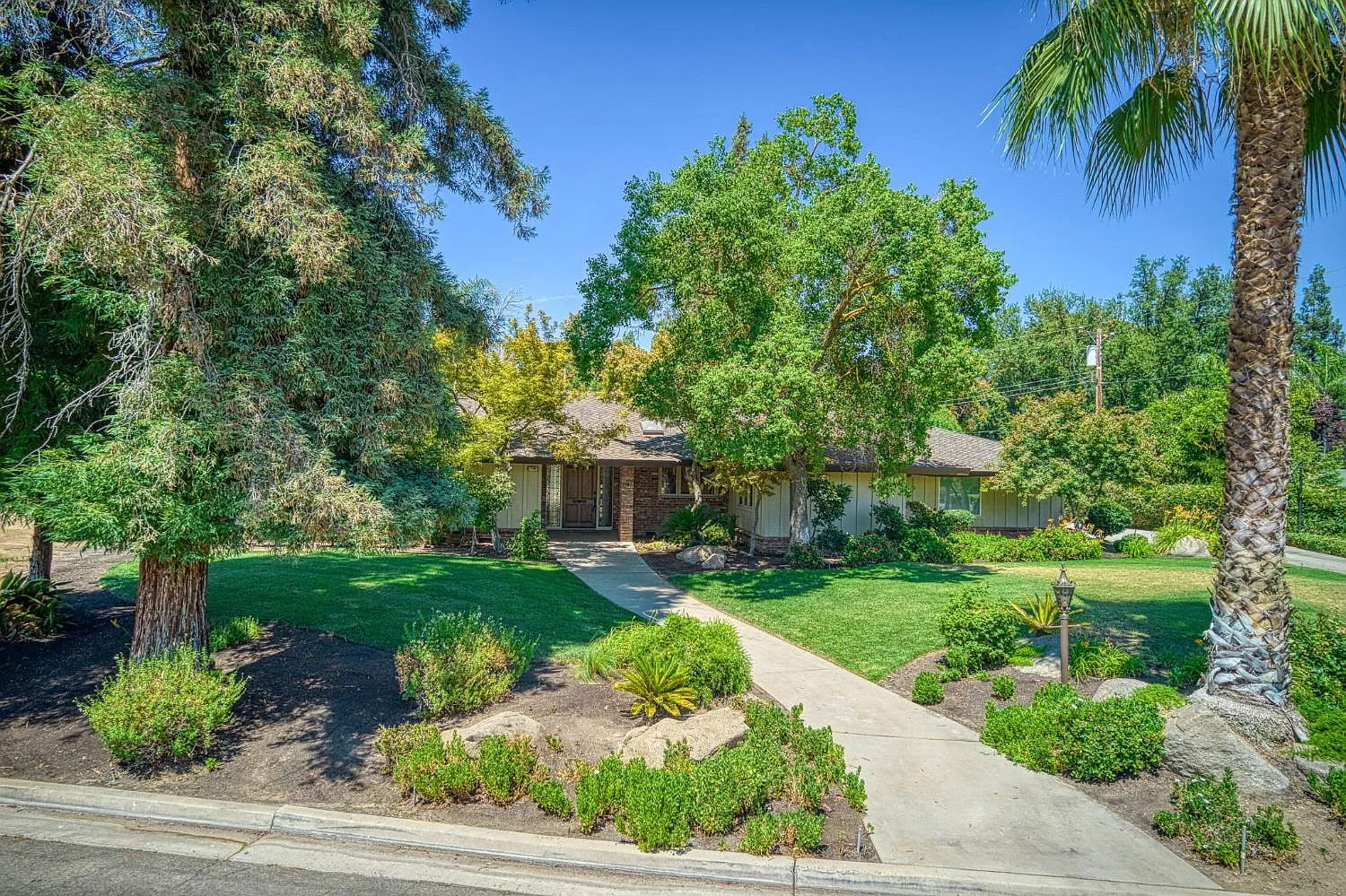 1590 W Escalon Ave photo 1