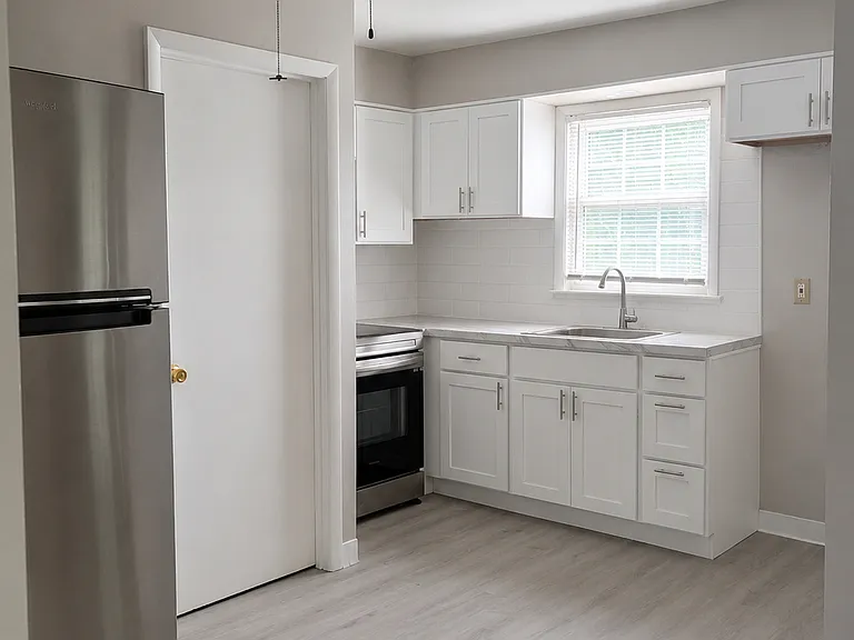990 N Warren St — Photo 1