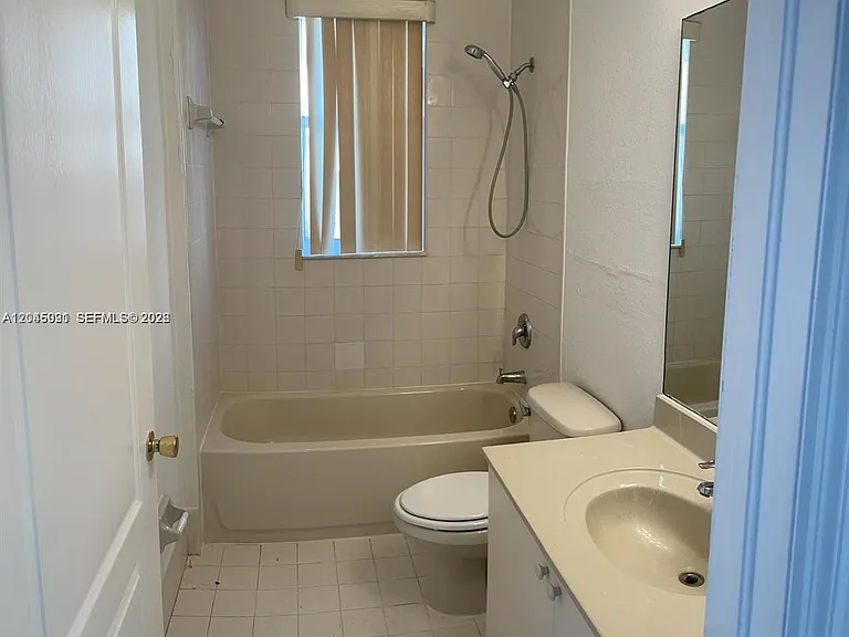 1660 SE 29th St #109 — Photo 9
