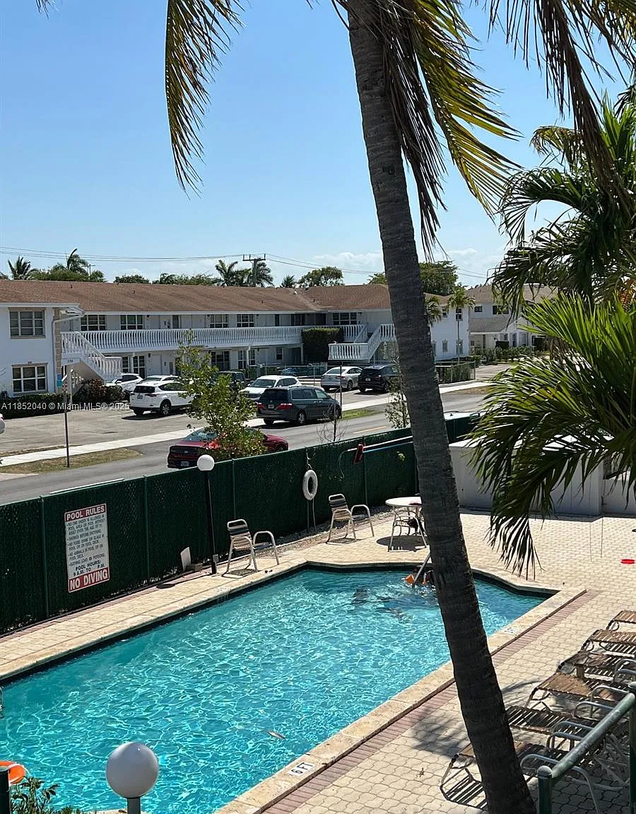 3 bed, 960 sqft, $2,700 — Photo 3
