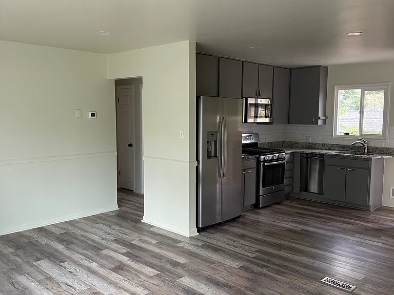 10910 Rosalie Dr — Photo 2