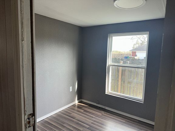4th image of 1301 Avenue A Trailer 1
