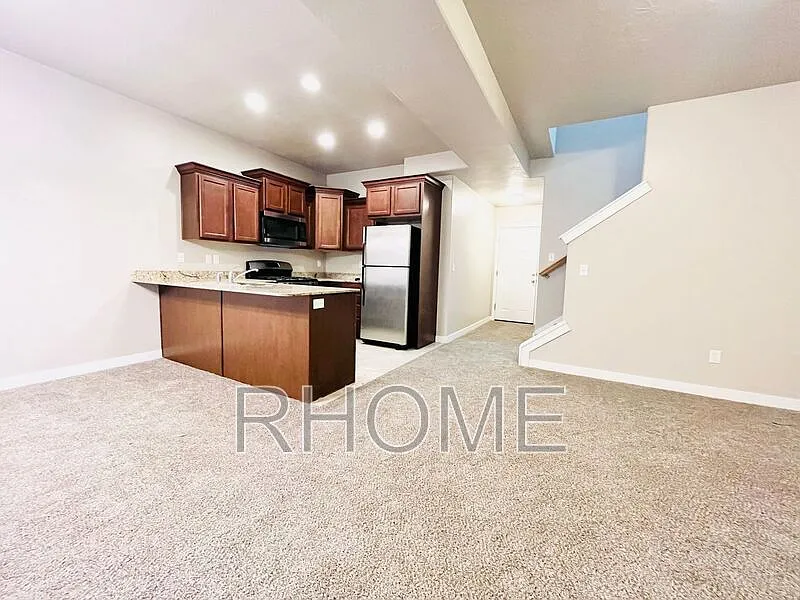 3 bed, 2.0 bath, 1400 sqft, $2,249 — Photo 2