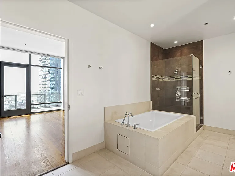 1100 Hope St #Penthouse 205 — Photo 34