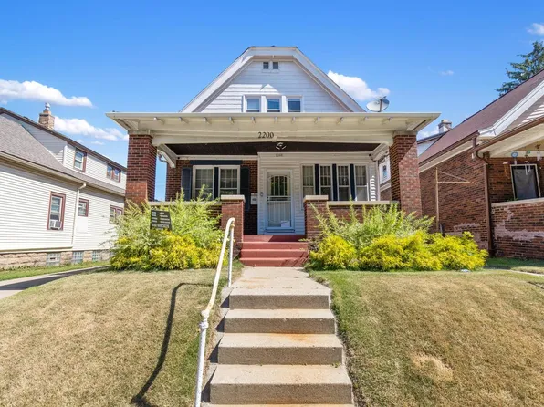 2200 W Lincoln AVENUE, Milwaukee, WI 53215