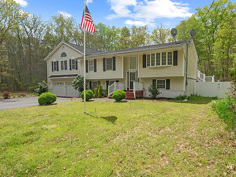 46 Walter Dr — Photo 2