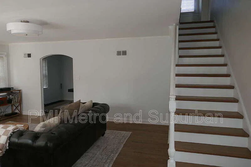 4 bed, 2.0 bath, 2400 sqft, $3,550 — Photo 3