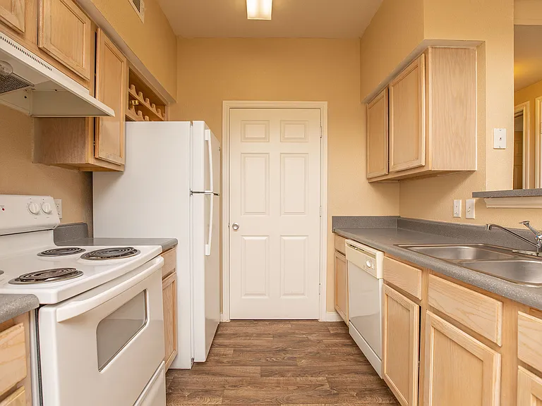 8100 Huebner Rd — Photo 17