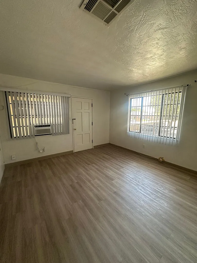 Charming 1-Bedroom Apartment in Short Acres — Photo 2