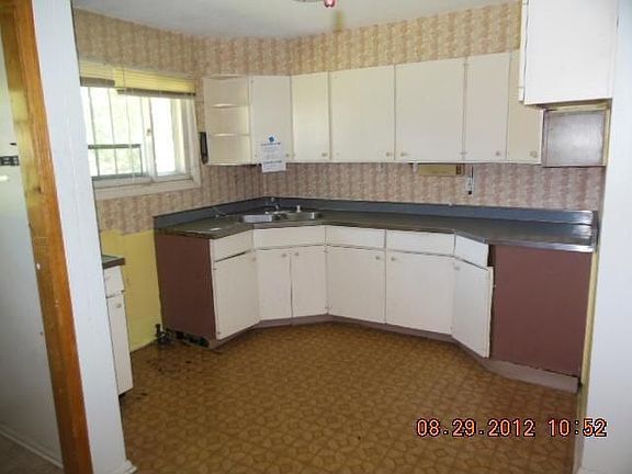 5th image of 510 E 52nd Pl
